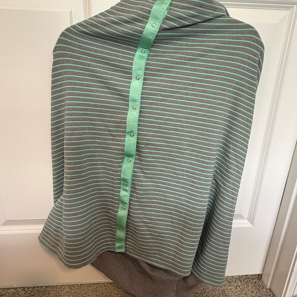 Lululemon Vinyasa Striped Gray and Green Buttoned scarf..Excellent Condition!